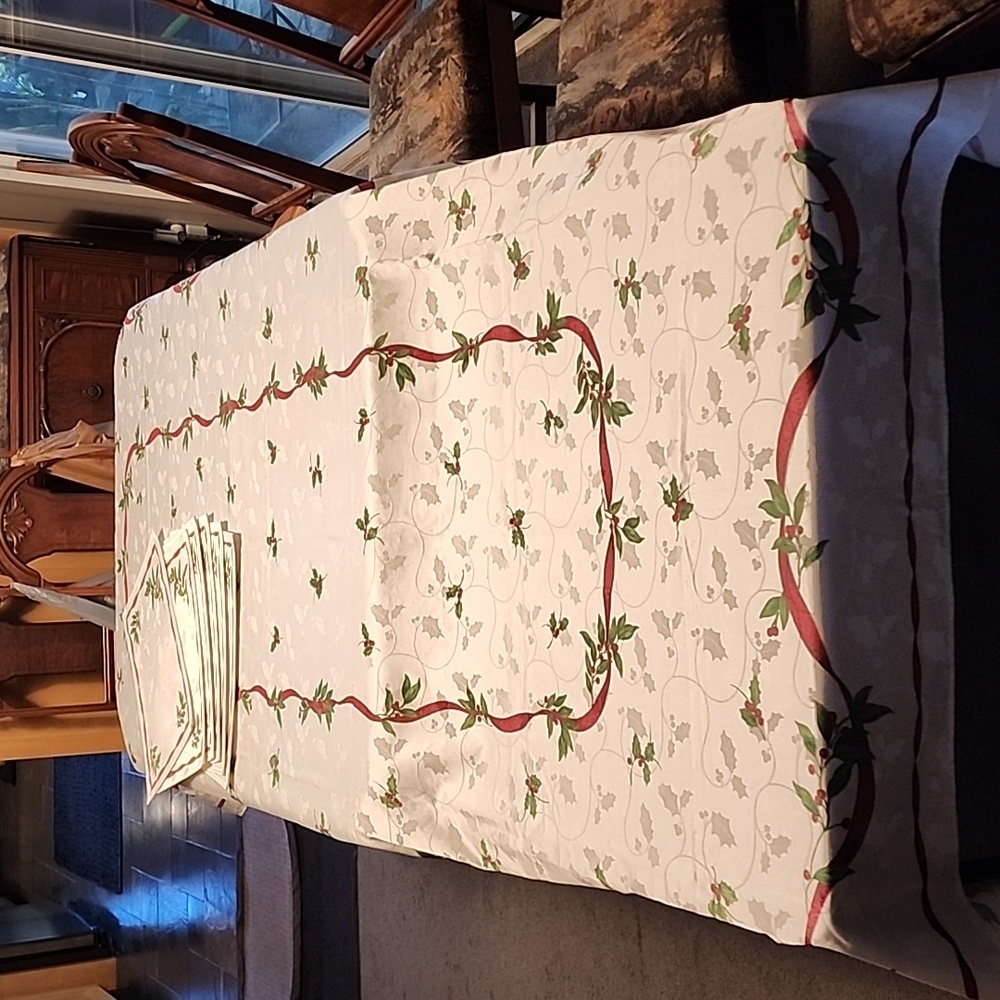 New Charter Club 10' Holly Tablecloth and 6 placemats.
